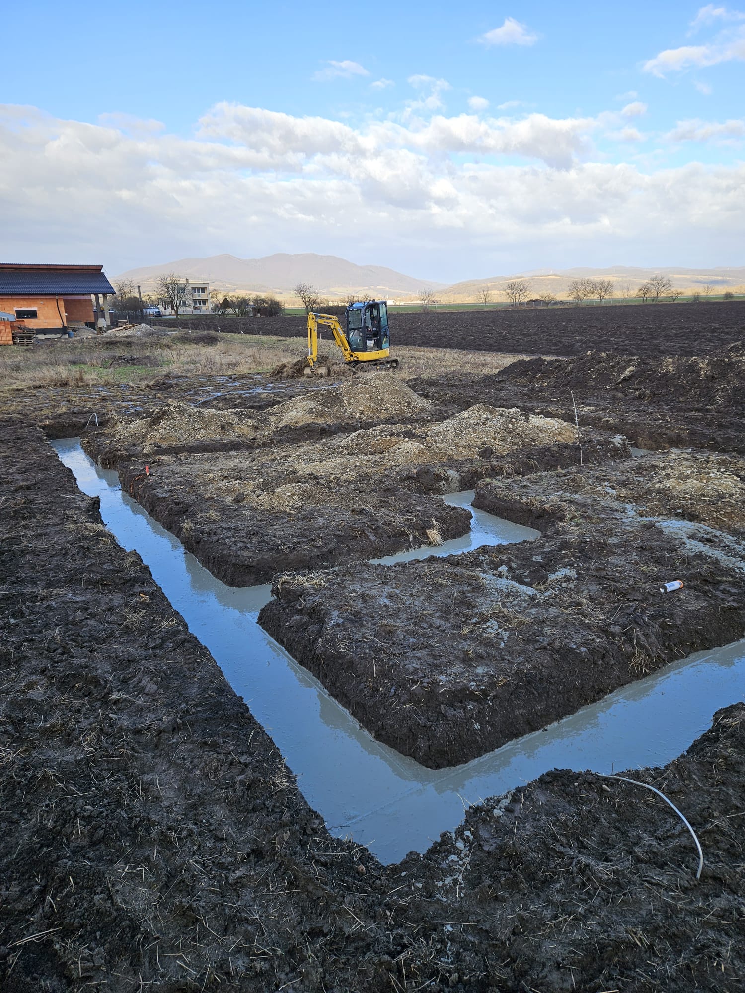 Výkopové práce a betonáž základových pásov