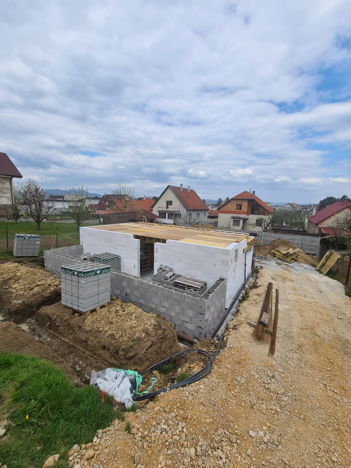 Hrubá stavba s pripraveným stropným debnením