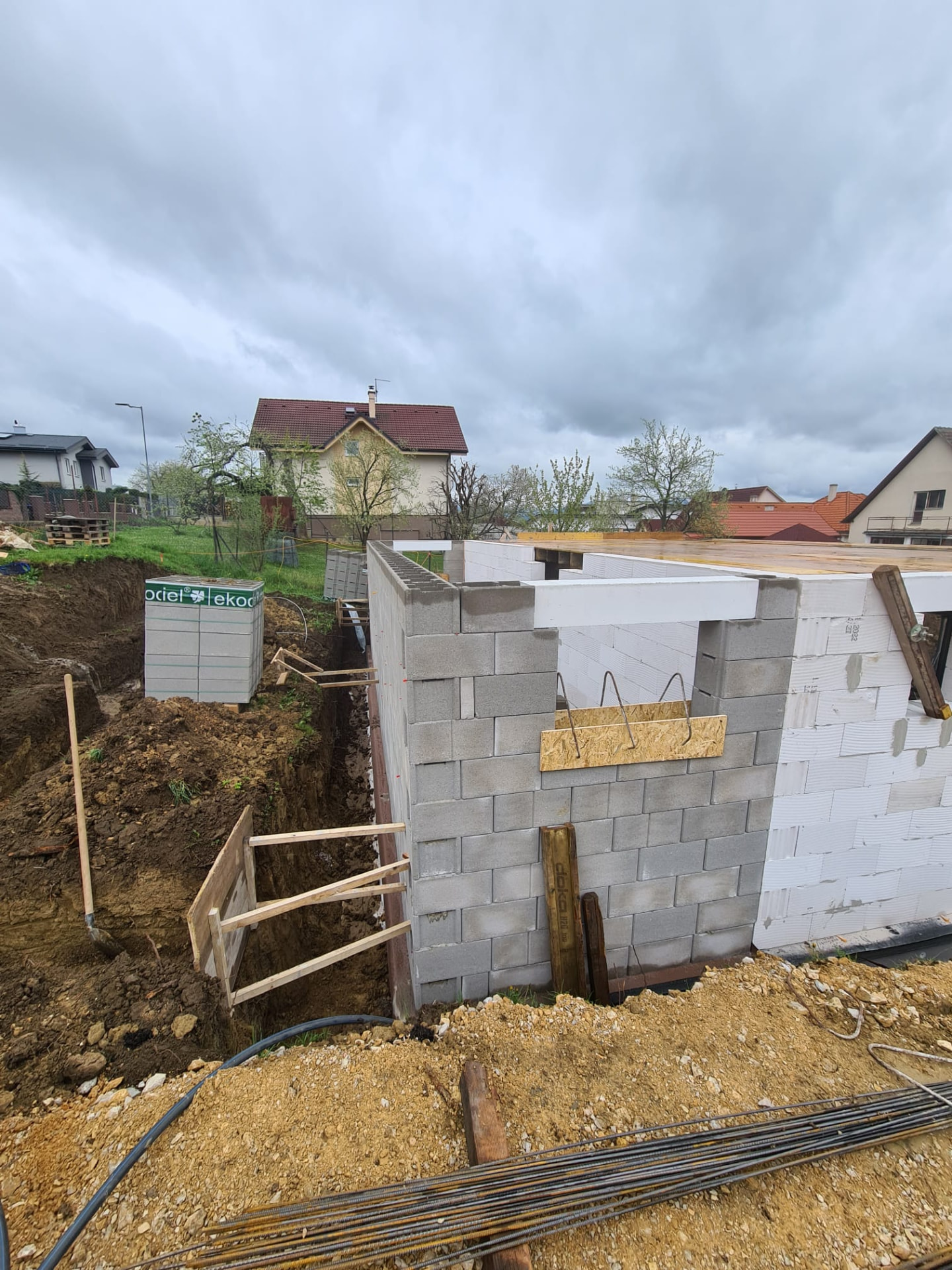 Murivo suterénu a veniec pod stropnou doskou